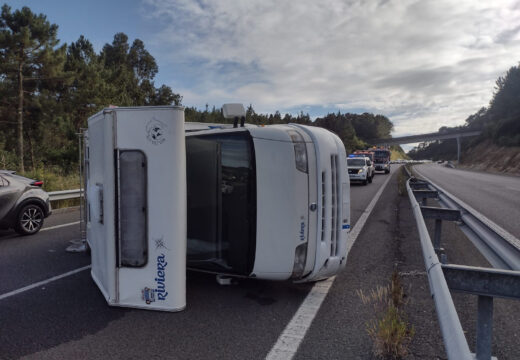 Accidente dunha autocaravana no kilómetro 22 da AG11 en Boiro
